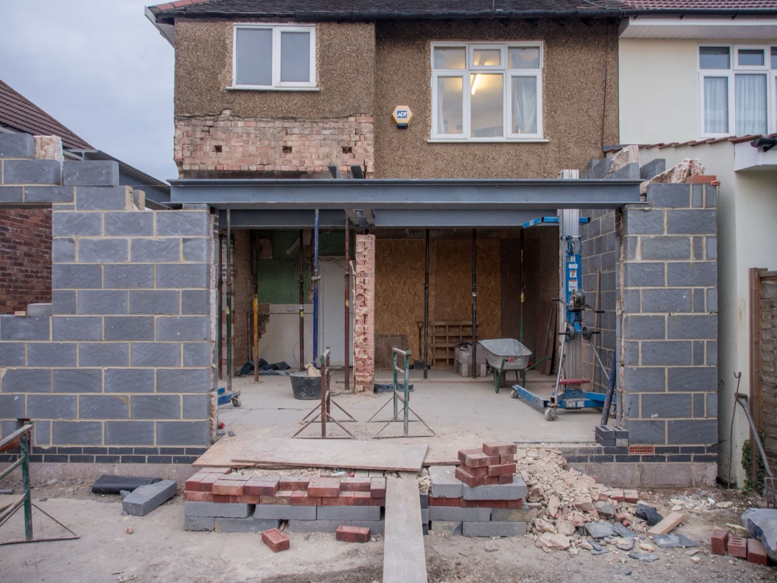 Staalconstructie draagt de verdieping tijdens een uitbouw aan de achterzijde
