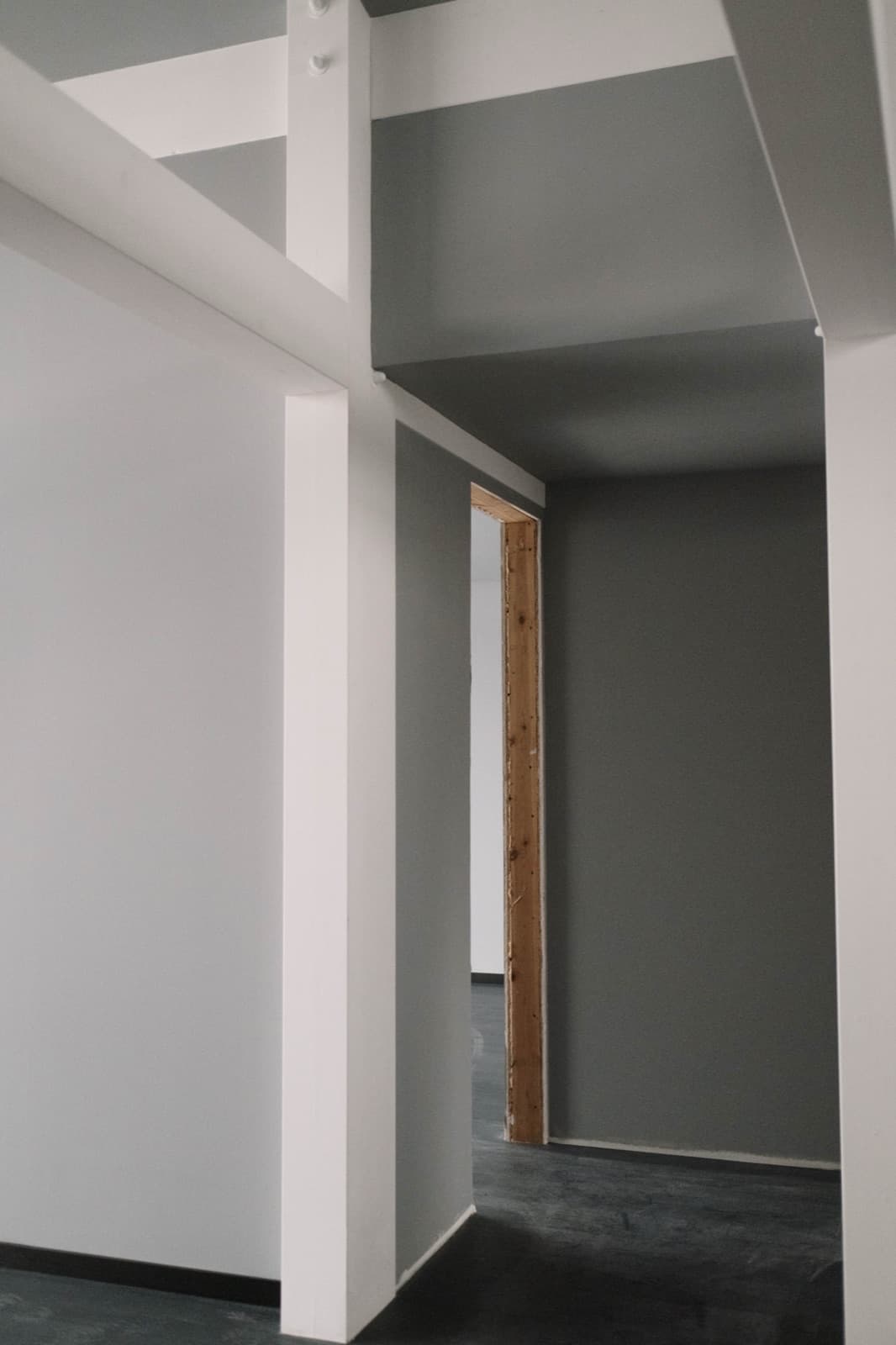 Strak afgewerkte witte balken en wanden na binnenschilderwerk